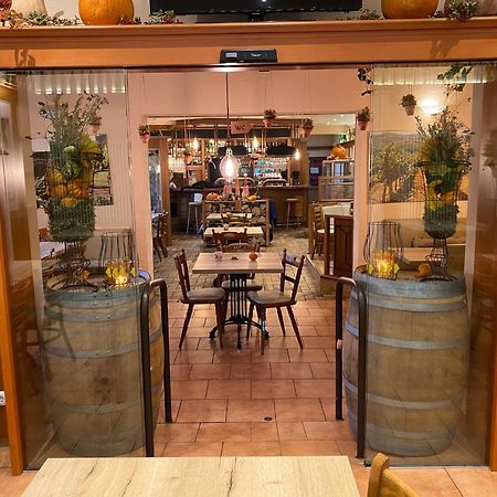 Ferienwohnungen Park Cafe Am Kurpark ベルンカステル・クース エクステリア 写真