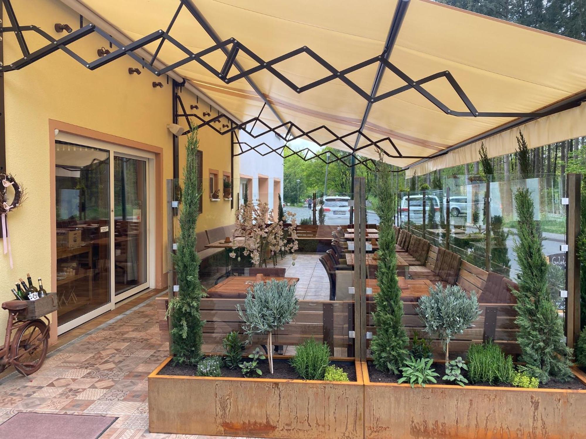 Ferienwohnungen Park Cafe Am Kurpark ベルンカステル・クース エクステリア 写真